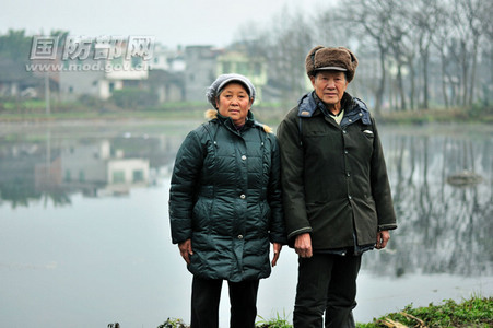 (老兵戚成富與老伴在黃瑯合影,圖片來(lái)源:國(guó)防部網(wǎng))